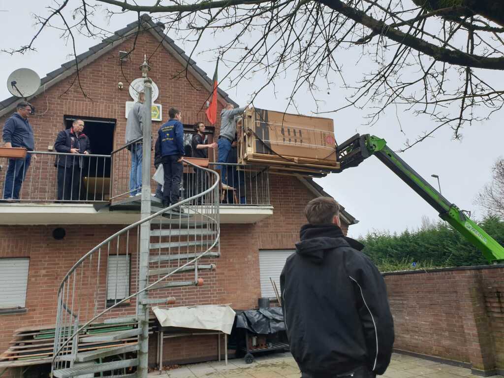 Am gestrigen Samstag, 13.12.2025 haben sich einige fleißige Hände am Vereinsheim des Isseburger Schützenvereins von 1856 e.V. versammelt, um eine neue Kühleinheit für die Getränke der Vereinsmitglieder willkommen zu heißen. Getreu dem Motto: Viele Hände, rasches Ende.... und unter dem Einsatz von technischer Unterstützung waren die Arbeiten schnell abgeschlossen.